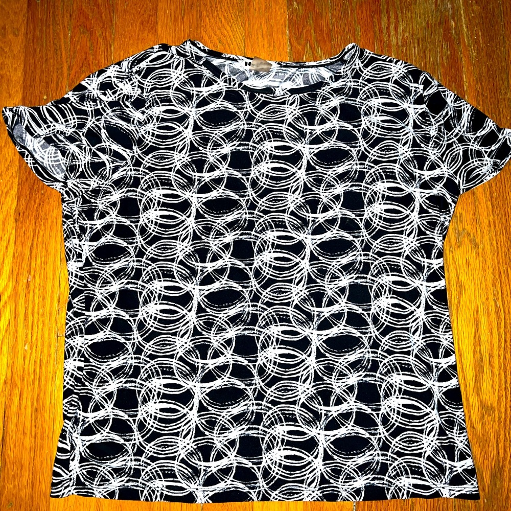 A stylish black and white t-shirt (large) with circle design.